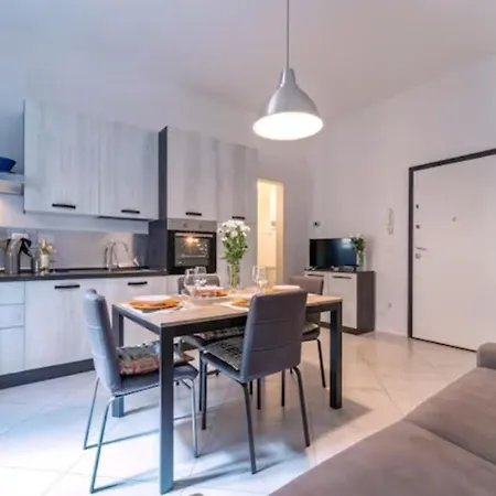 Savonarola Comfy Garden Flat-2